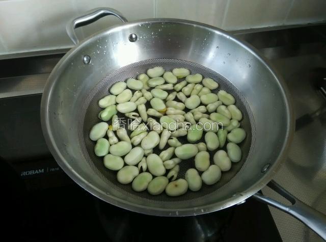 蚕豆洗干净放入锅中，加适量清水，水不用过多，没过蚕豆再多一些即可