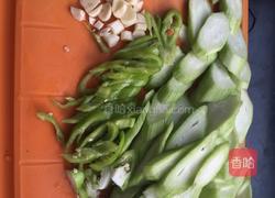 尖椒炒丝瓜的做法图解1