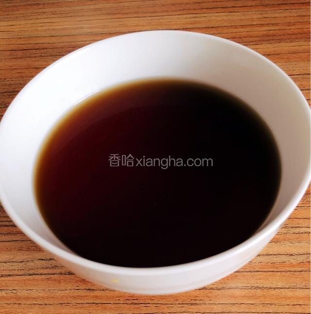 碗底倒入酱（咸淡以个人喜好酌情），加适量开水，汤底完成备用。