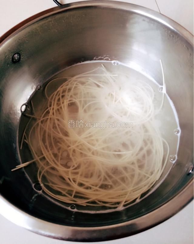 烧水煮面（我是一人份），面熟直接捞到汤碗里。