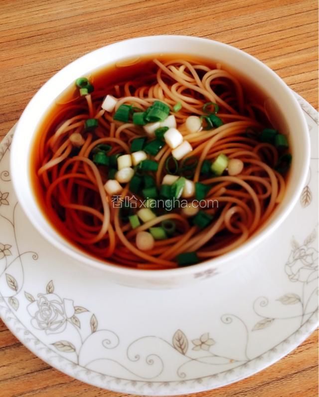 滴入香油，撒上香葱，完成。