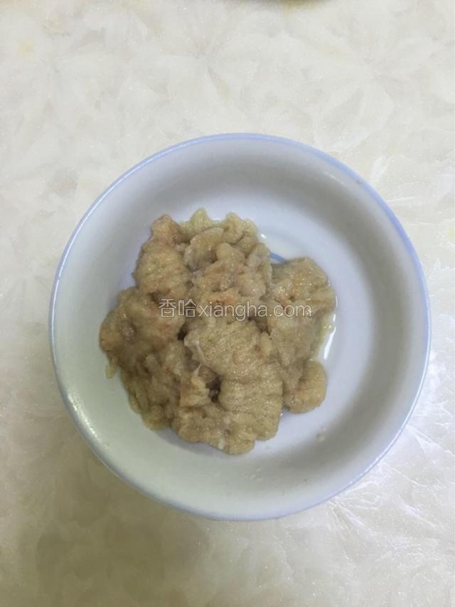 新鲜鱼子，洗净，除去表层膜，用水泡一会，期间换水