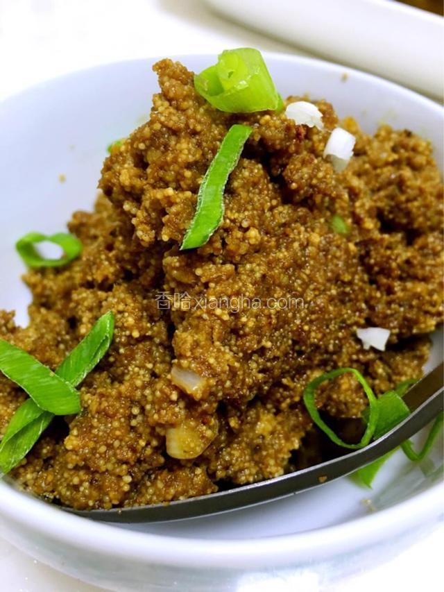 油烧开，可以稍微多加一些油，酱先炸香，放入葱姜蒜，调料，放入鱼子，炒熟，不停翻炒