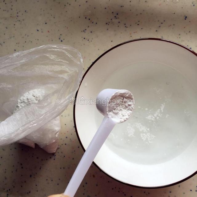 第一步，准备一个中碗倒入200克凉白开，加5克石灰粉搅匀，放一旁沉淀。