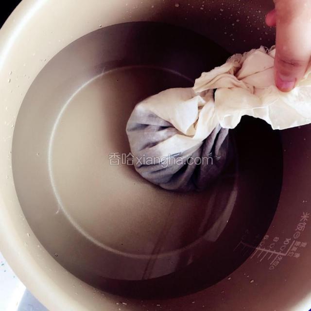 取一个大一点的容器倒入1800克凉白开，把冲洗好的冰粉籽泡在水里一分钟，然后搓洗5分钟，就像洗衣服一样揉搓！