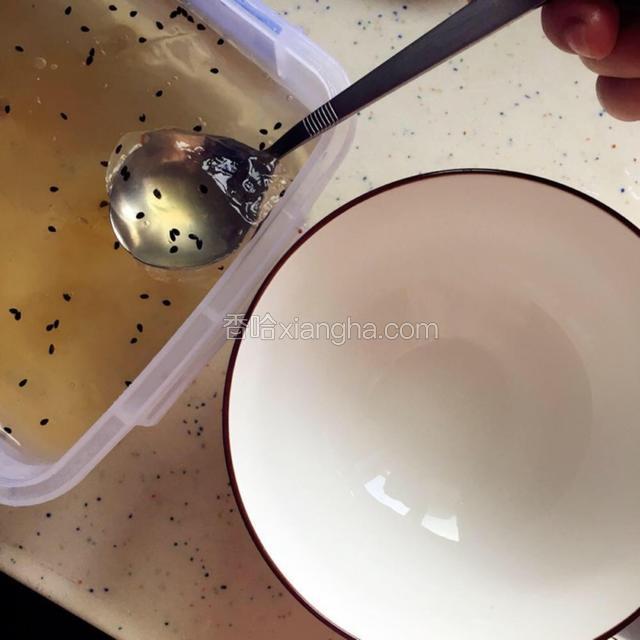 2～3小时后冰粉就已经凝固好了，可以吃多少乘多少出来，这个量做出来的冰粉够七八个人吃。