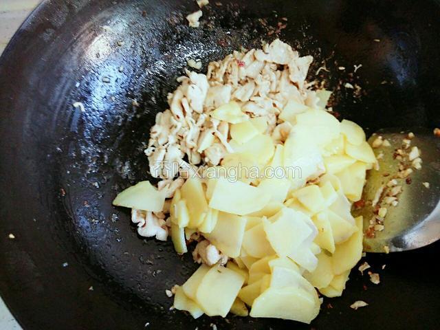 炒出孜然香味倒入炸好的土豆片翻炒2分钟并加少量盐出锅(因为腌制鸡肉已经有盐，再次添加一定要少，以免太咸)