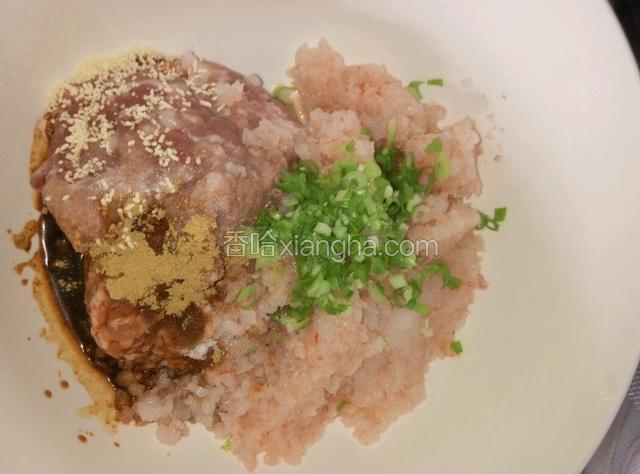 把鸡精，料酒，盐，酱油 葱末姜末，胡椒粉放在肉馅里