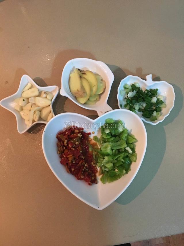 腌制的过程把辅料准备好