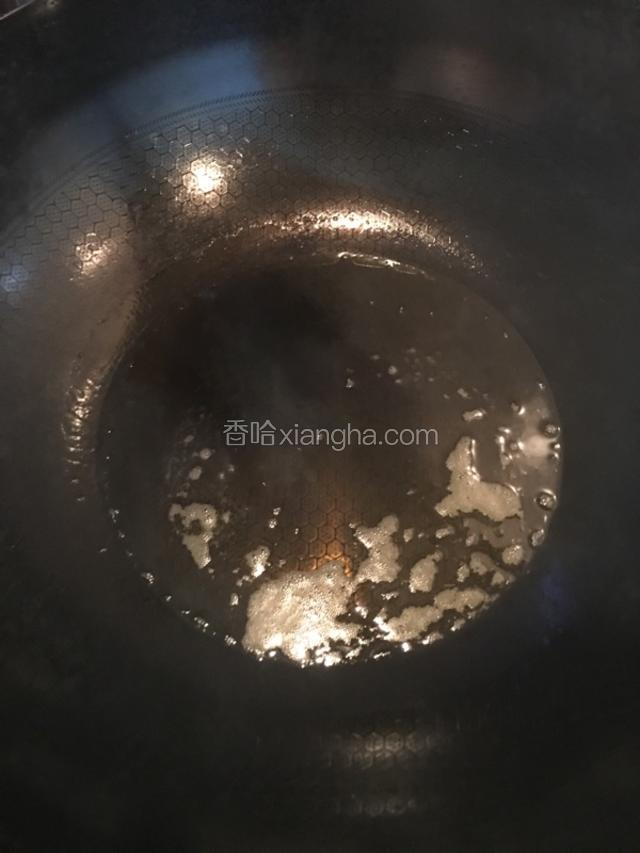 热锅中倒入菜籽油
