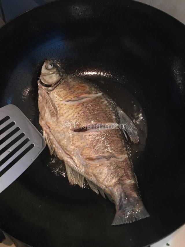 鱼两面炸的金黄，要有耐心哦！