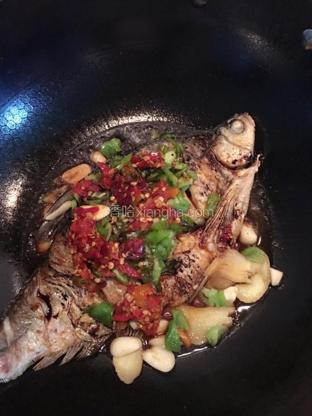 两面炸黄之后，放入生姜片，大蒜，青椒末，剁辣椒，料酒，生抽，酱油！