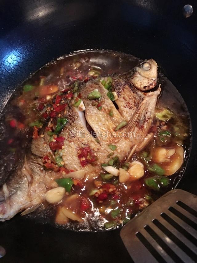 这些辅料爆的香香的后，放入适量的水，把锅盖，盖上5分钟