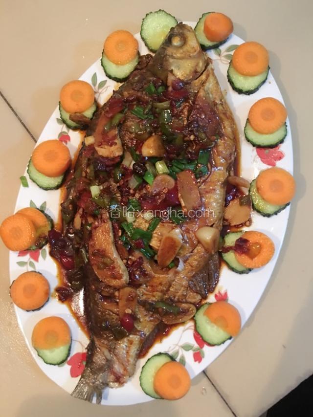 准备点黄瓜片和胡萝卜片装饰盘子，看你个人喜好，不装饰盘子也没关系，水分烧干后装盘，撒上葱花即可享受美食了！