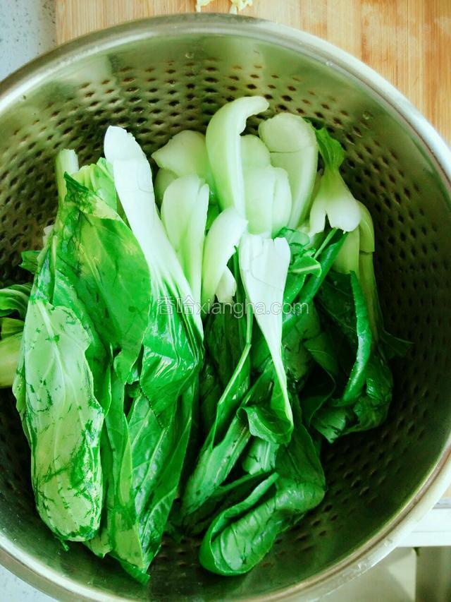 切好油菜备用