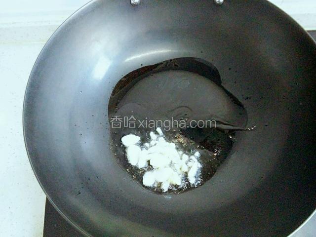 锅热油六成放入少量花椒加入姜末、蒜片炒香
