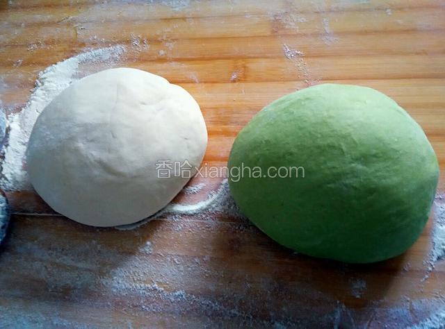 用菠菜汁和一个绿色面团，再和一个白色面团