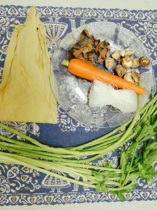 把粉丝、腐竹、香菇等食材备好。