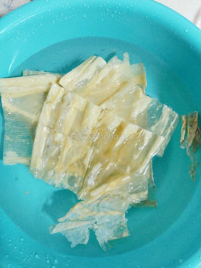 把腐竹用温水泡开并洗干净，沥水撕碎备用。