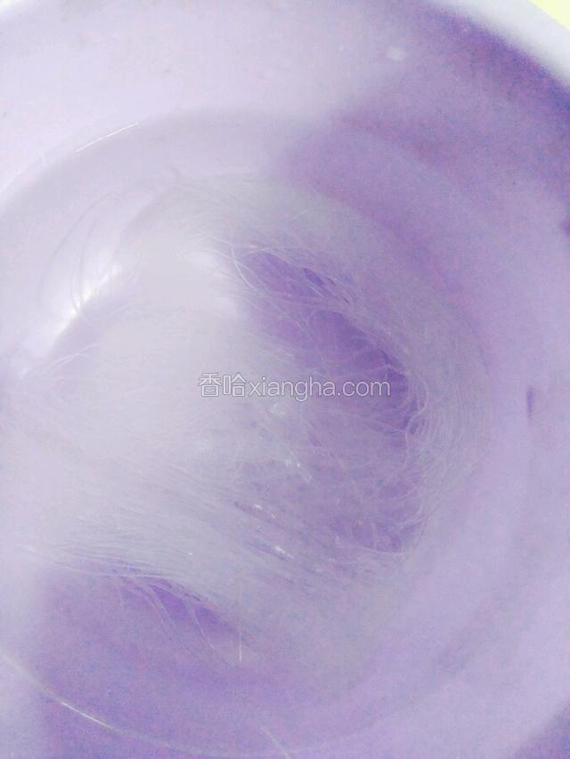 把粉丝用温水泡开，沥水备用。
