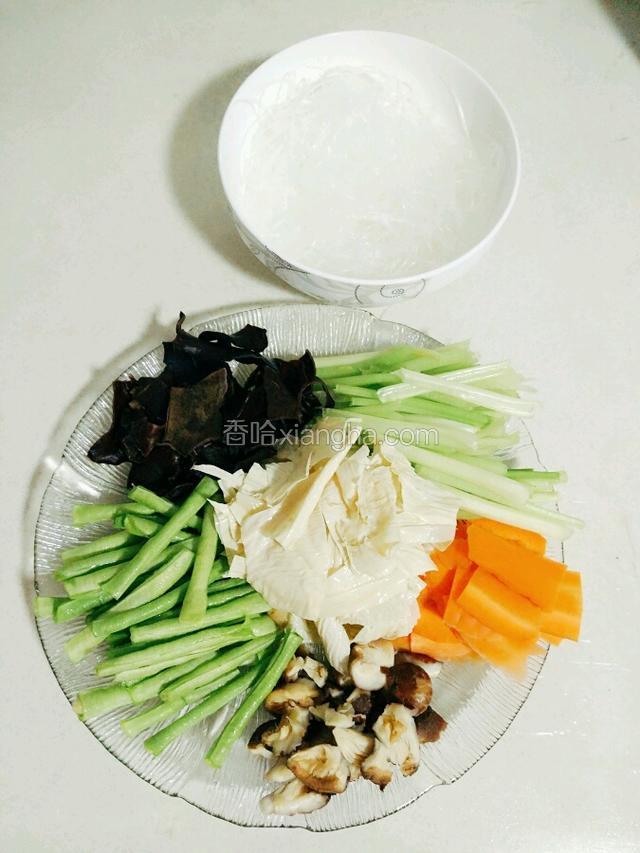 把芹菜、豆角洗净，沥水切断备用；红萝卜创皮洗净，沥水切片备用。