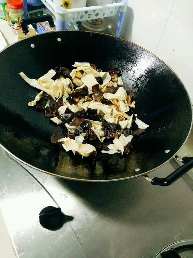 热锅下油，先把香菇、木耳、腐竹急火炒一下，铲起备用。