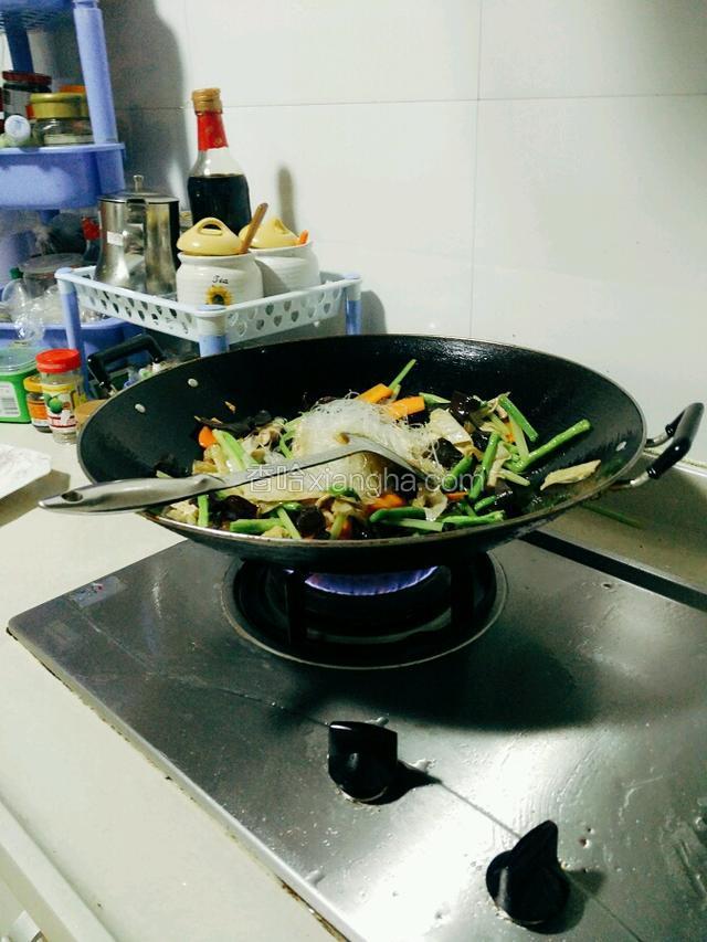 把粉丝也放下锅，紧接着把生粉水、盐、蚝油、白糖也放进锅。炒到差不多收干水，便可关火出锅。