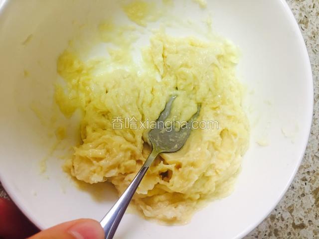 榴莲肉放在碗里，用叉子捣成泥