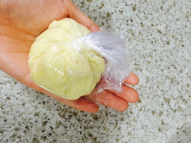 把榴莲肉包进保鲜膜里，包成球，放进冷冻室，备用。如果有冰淇淋挖球器，可以直接冻榴莲肉，不要太硬，然后直接用挖球器挖成球