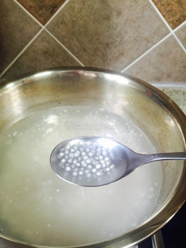 西米洗干净，放足够的水煮，开锅后改成小火，煮10分钟左右，西米中间有个小白心