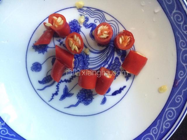 将小米椒洗净切好备用