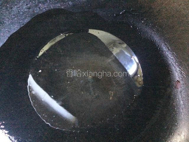 将锅洗净烧干，倒入适量的食用油烧热