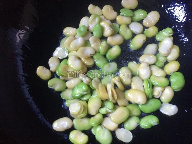 将蚕豆瓣倒入锅中翻炒