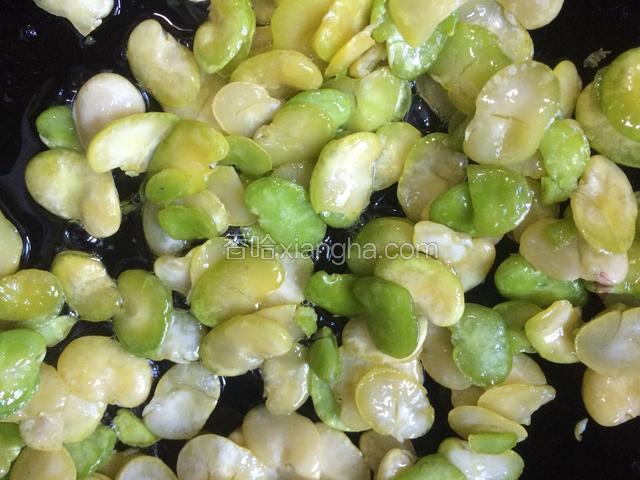 将豆瓣炒至酥脆即可