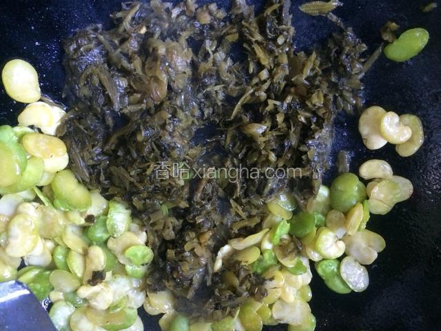 将雪菜倒入锅中翻炒