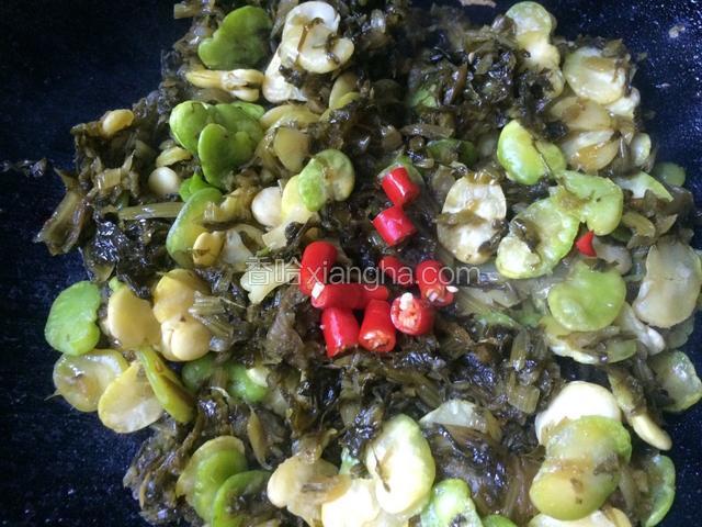 将小米椒倒入锅中，翻炒均匀即可，稍稍多炒一会儿，待雪菜中的盐分被豆瓣吸收，太干的话可以滴点水接着炒