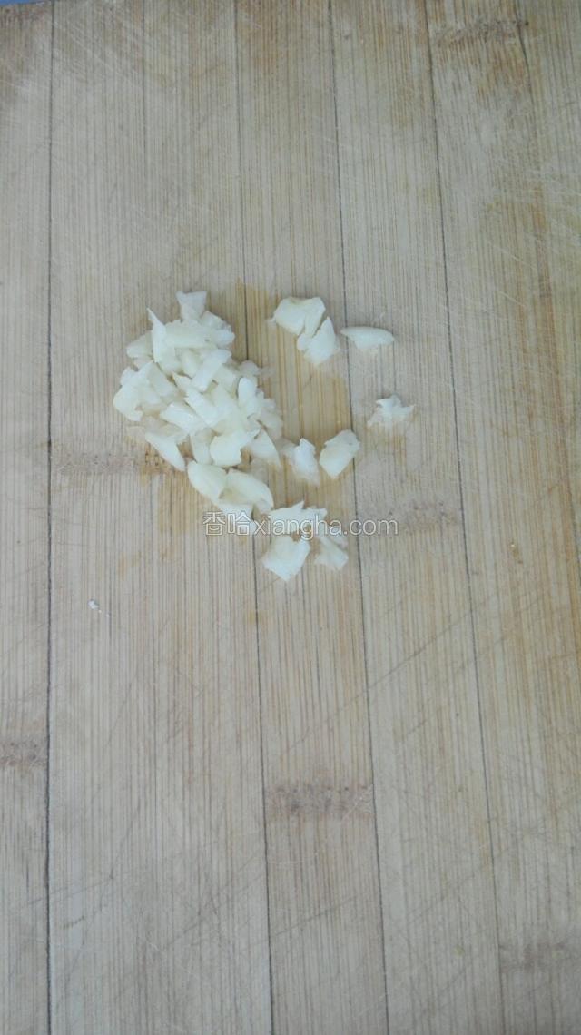 将蒜头拍碎切成颗粒