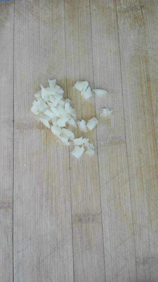 将蒜头拍碎切成颗粒