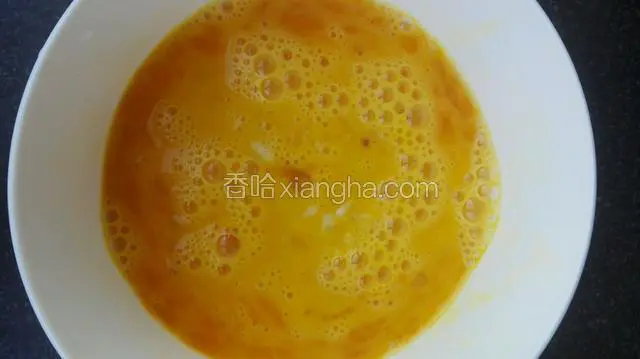 鸡蛋打散，加入蒜头颗粒，鸡蛋中会有蒜香，放少量十三香，同时滴入一滴白醋，可以祛除腥味