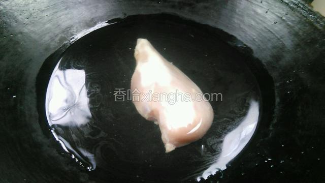 冲洗干净热锅给水，给料酒，少量盐开火煮开，拿快子在鸡肉中间插两个眼透气好熟。