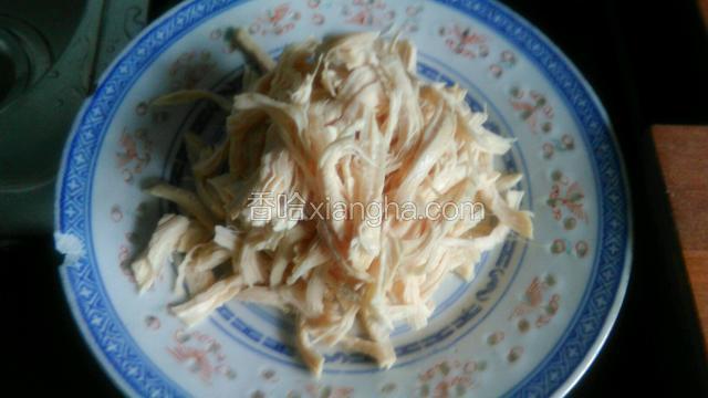 煮好了拿出来冲洗放凉点，用手把鸡肉撕成自己喜欢的粗细的丝装盘备用。