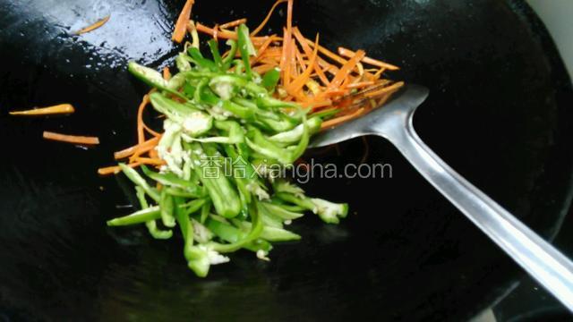 给青椒丝，给少量盐拌匀。