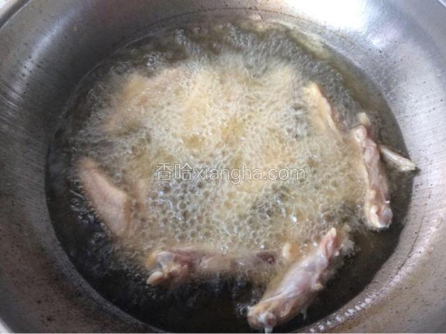 锅中加油烧热依次放入鸡翅，炸至外皮酥脆呈金黄色即可。