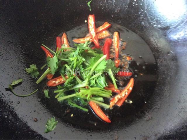 放入米椒和香菜，米椒炒出辣味。
