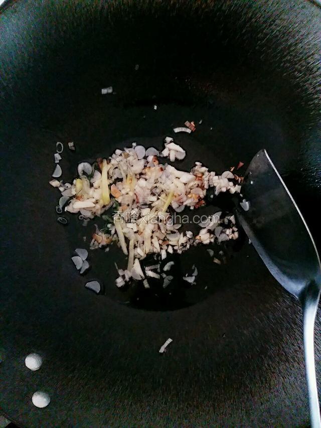 热锅内倒入适量油，油热到7成熟将葱姜蒜倒入锅中爆炒出香味儿关火