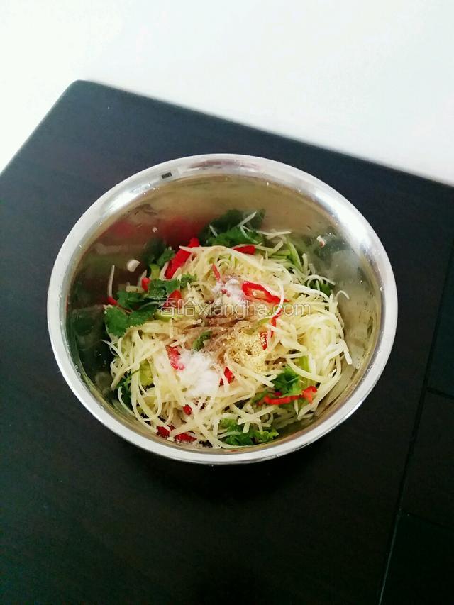 再加入适量黑胡椒，盐，鸡精搅拌均匀
