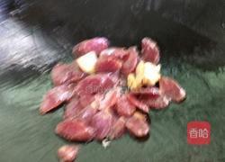 腊肠炒青花的做法图解4