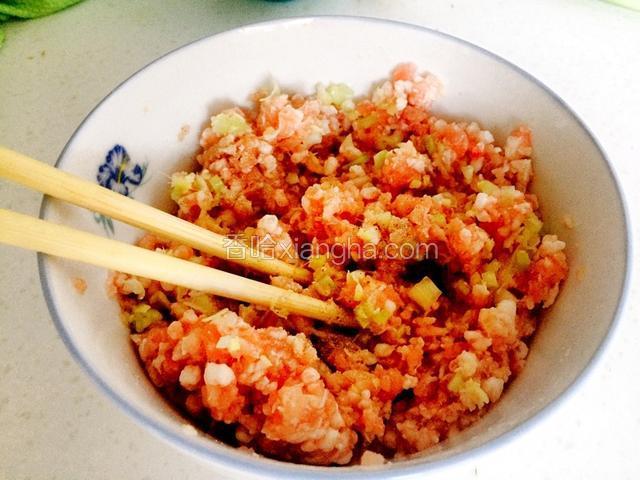 再放白胡椒粉料酒盐调味，搅拌均匀。