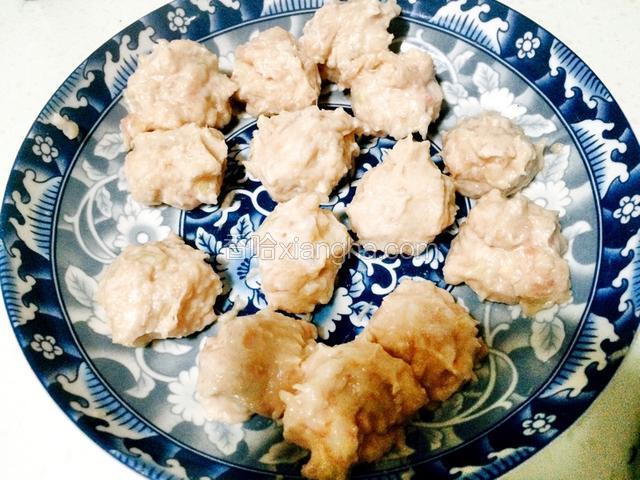 利用虎口挤出来一个一个丸子备用。