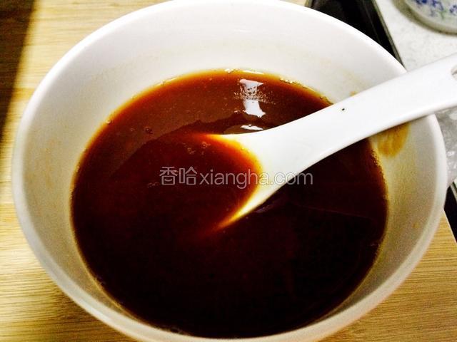 碗里放番茄酱白糖醋和少许生抽酱油。